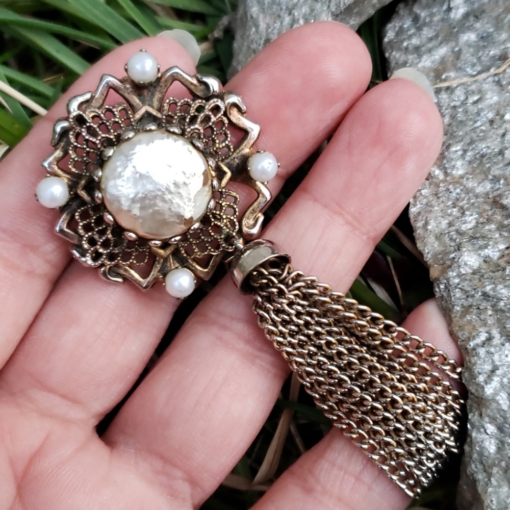 Elegant Vintage Baroque Pearl Tassle Drop Brooch